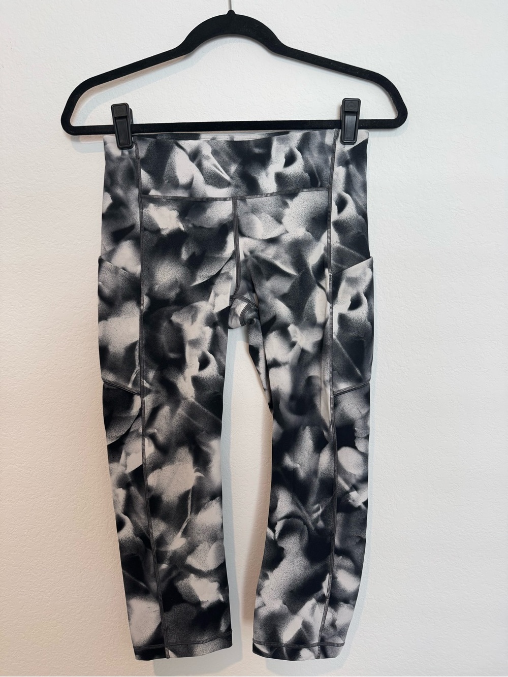Lululemon Speed Up Crop 21" Black White Athletic Leggings - Picture 3 of 9